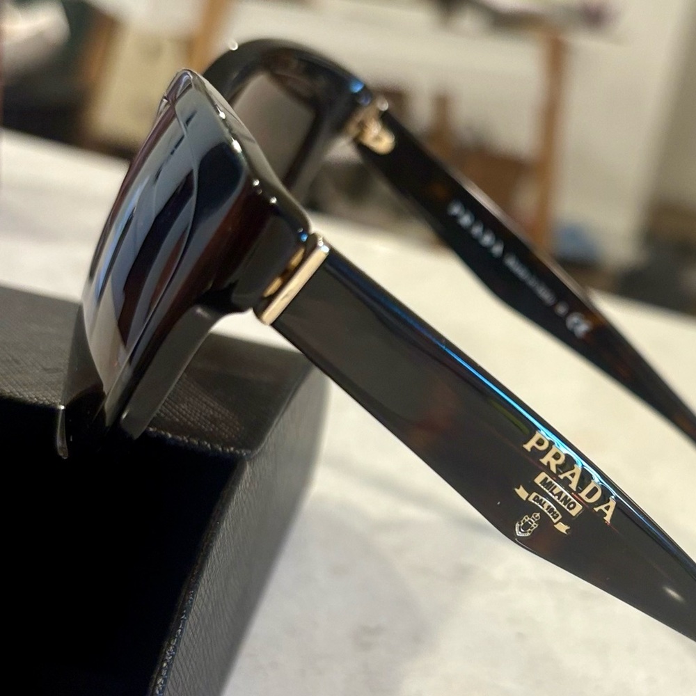 PRADA Tortoise Shell ๐ถ๏ธ Sunglasses ๐๐ค๐ - Picture 3 of 16